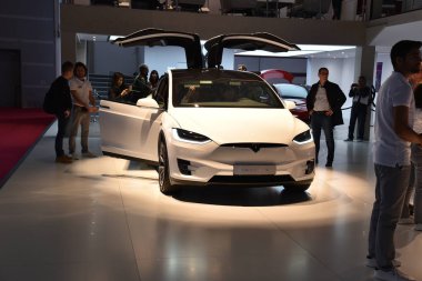 Paris, Fransa - 03 Ekim 2018: Tesla Model X Paris Motor Show 'da