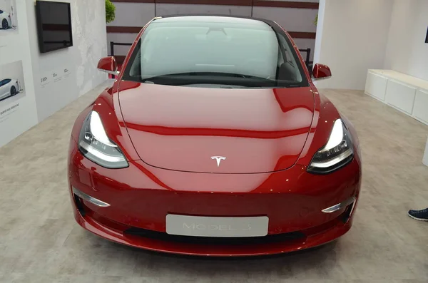 Paříž, Francie - 3. října 2018: Tesla Model 3 na pařížské autosalonu — Stock fotografie