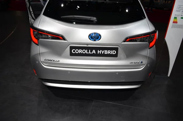 París, Francia - 02 de octubre de 2018: Toyota Corolla Hybrid Touring Sports en el Salón del Automóvil de París — Foto de Stock