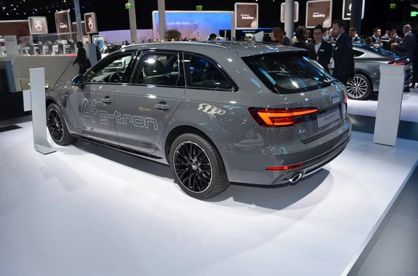 Frankfurt, Alemania, 13 de septiembre de 2017: Audi A4 Avant Sport g-tron en IAA 2017 — Foto de Stock