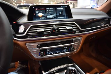Sofya, Bulgaristan, 13-2017: Bmw 7-er M760li Sofya Motor Fuarında