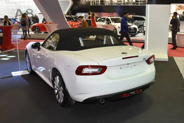 София, Болгария, 13-2017: Fiat 124 Spider на автосалоне в Софии — стоковое фото