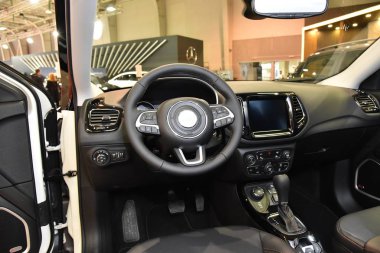 Sofya, Bulgaristan, 13-2017: Sofya Motor Fuarında cip pusulası