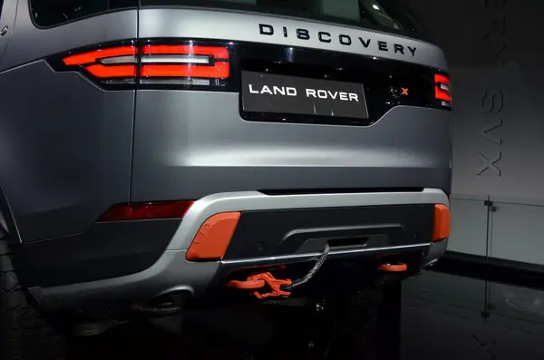 2017 년 9 월 12 일에 확인 함 . Frankfurt, Germany, September 12-2017: Land Rover discovered at IAA 2017 — 스톡 사진