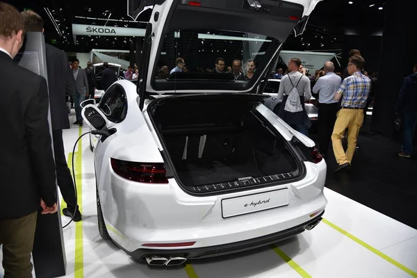 Frankfurt, Alemanha, 13 de setembro de 2017: Porsche Panamera no IAA 2017 — Fotografia de Stock