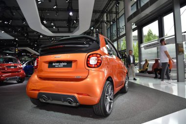 Frankfurt, Almanya, 13 Eylül 2017: Iaa 2017 'de Smart Fortwo Cabrio Brabus