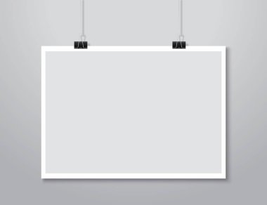 Beyaz arka plan üzerinde asılı kağıt.