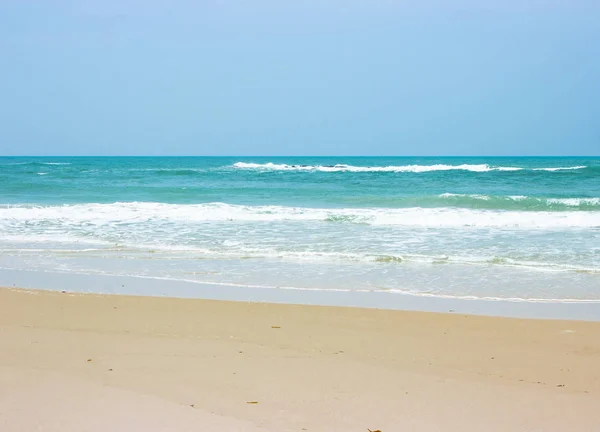 Beautiful white sand beach, the tropical sea . Summer view of na — Stock Photo, Image