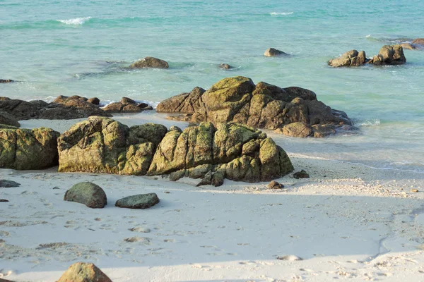 Taş için sahilde Tayland'da sakin ol.