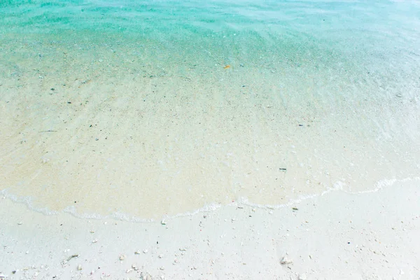 与蓝绿浪在海滩上的白色沙滩 — 图库照片
