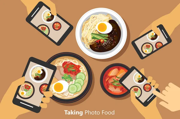 Orang-orang mengambil foto makanan Korea dengan smartphone - Stok Vektor