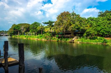 nehir chanthaburi Tayland mavi gökyüzü ile