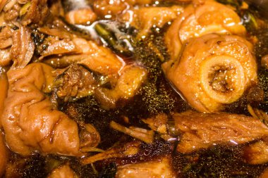 Demlenmiş Domuz eti bacak et suyu çorbası