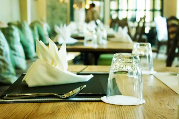 Vasos vacíos puestos en la mesa en el restaurante — Foto de Stock