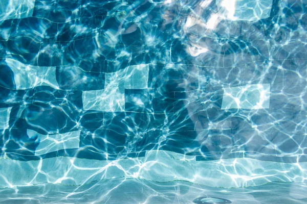 Astratto ondulazione piscina acqua e sole riflessione — Foto Stock