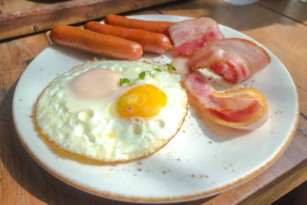 Set of american breakfast with bacon, fried eggs and sausage on — Stock Photo, Image