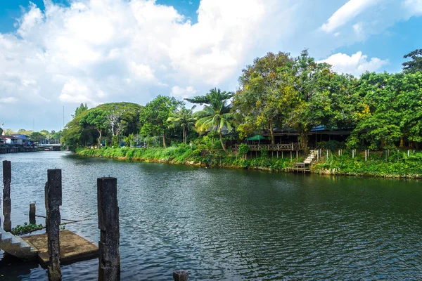 O rio chanthaburi tailândia com céu azul — Fotografia de Stock