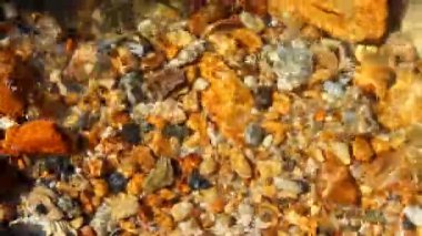 renkli çakıl altında su deniz arka planı için