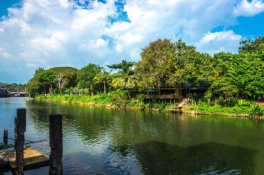 nehir chanthaburi Tayland mavi gökyüzü ile