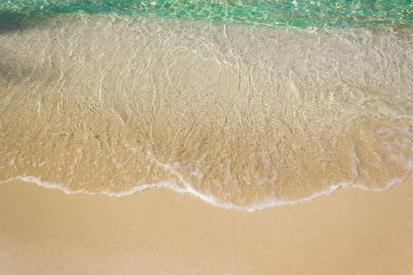 Morbide onde con schiuma di oceano blu sulla spiaggia sabbiosa — Foto Stock