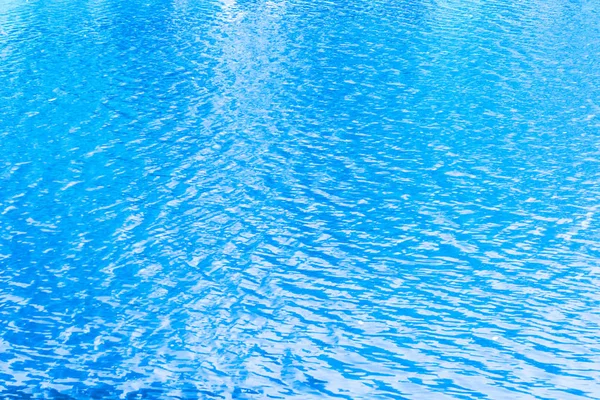 Ondulaciones azules en la superficie del agua en el lago — Foto de Stock