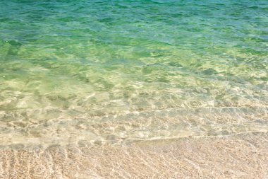 Açık mavi şeffaf tropikal yaz plaj suyu arka planı