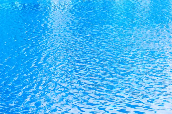 Ondulações azuis na superfície da água no lago — Fotografia de Stock