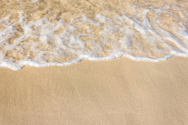砂浜の背景に海の泡と柔らかい波 — ストック写真