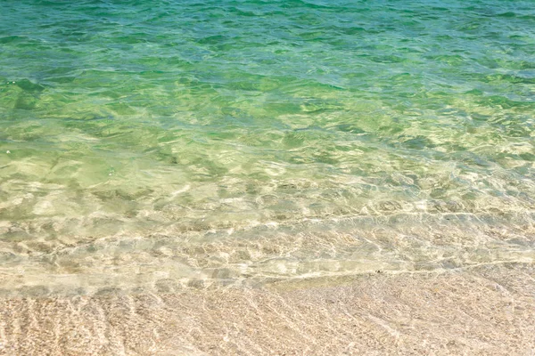 Helder blauw transparant tropisch zomer strand water achtergrond — Stockfoto