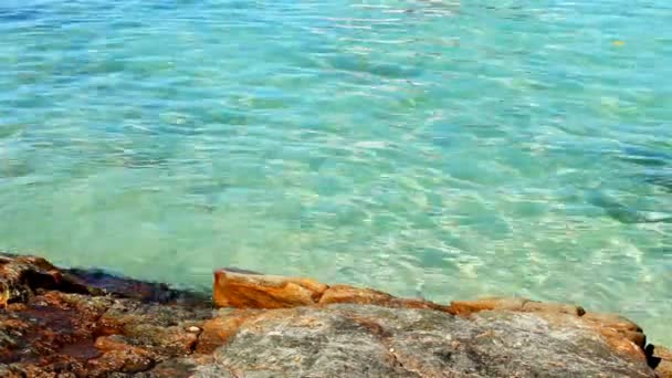 夏の背景のビーチとターコイズ ブルーの海ソフト波近くの石 — ストック動画