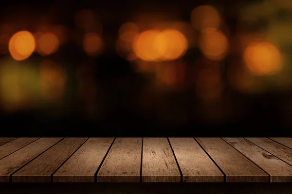Mesa de madera con una vista de bebidas borrosas bar telón de fondo . — Foto de Stock