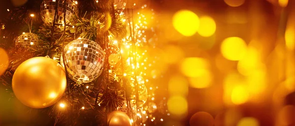 Weihnachtsbaum und verschwimmen Bokeh Lichter Hintergrund. — Stockfoto
