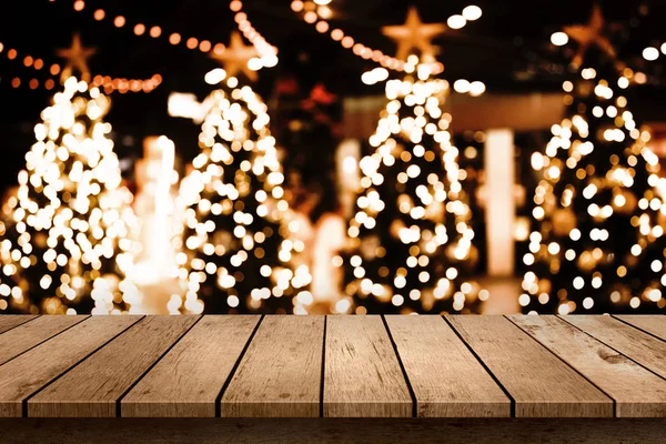 Hout tafelblad met kerstboom en wazige lichte bokeh — Stockfoto