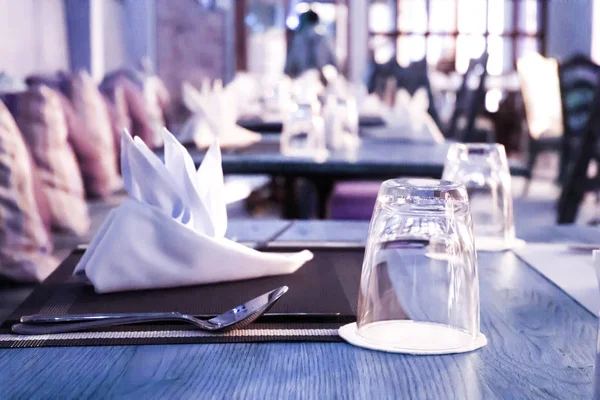 Vasos vacíos puestos en la mesa en el restaurante — Foto de Stock