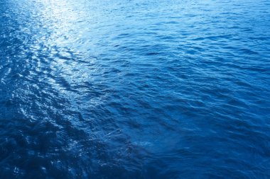 Mavi deniz dalgası yakın, alçak açı görünümü yaz arkaplanı için.