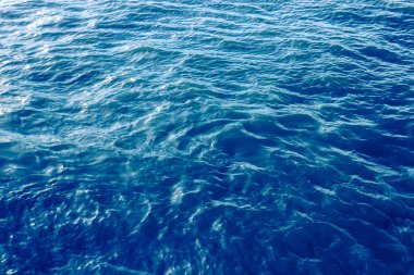 Mavi deniz dalgası yakın, alçak açı görünümü yaz arkaplanı için.