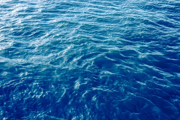 Onda azul mar close up, visão de baixo ângulo para fundo de verão. — Fotografia de Stock