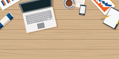 Evden ahşap masa ve küçük ofis ekipmanlarıyla çalışmak.