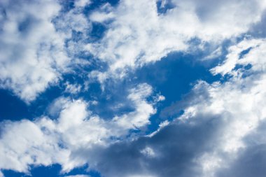 Mavi gökyüzü ve beyaz bulutlar gündüz vakti.