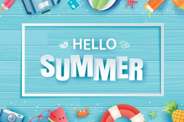 Merhaba yaz, mavi ahşap arka planda dekorasyon origamisi ile. Kağıt sanatı ve zanaat stili.