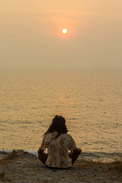 Meditação Oceano por do sol — Fotografia de Stock