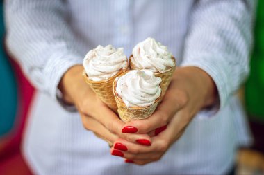 Tatlı pişiriyorum.