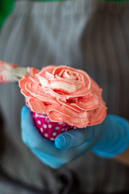 Tatlı pişiriyorum.