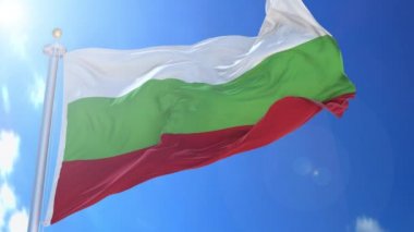 Bulgaristan 'da rüzgarda dalgalanan bayrak, arka planda mavi gökyüzü, yeşil ekran, mavi ekran veya izole arkaplan ve arka planda bayrak, hepsi tek bir animasyon bayrağında.