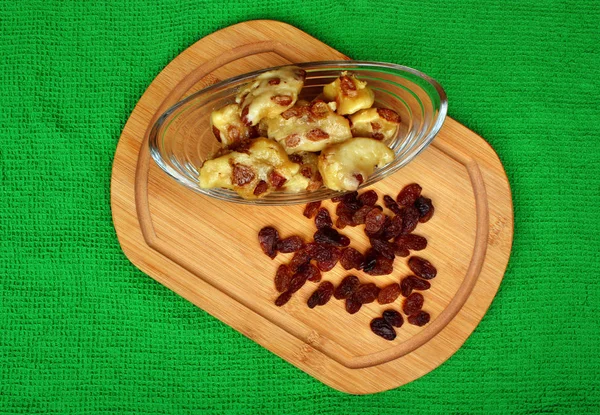 Knödel, mit Rosinen traditionelle polnische Gerichte — Stockfoto