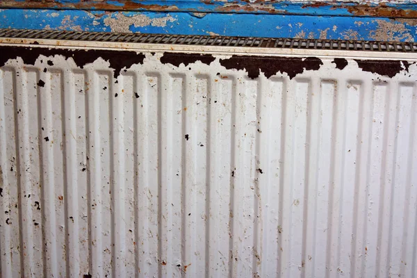 Іржавий, знищений, спустошений, пліснявий радіатор — стокове фото