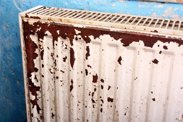 Rusty, verwoest, verwoest, beschimmeld radiator — Stockfoto