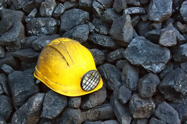 Cesta casco minero y casco —  Fotos de Stock