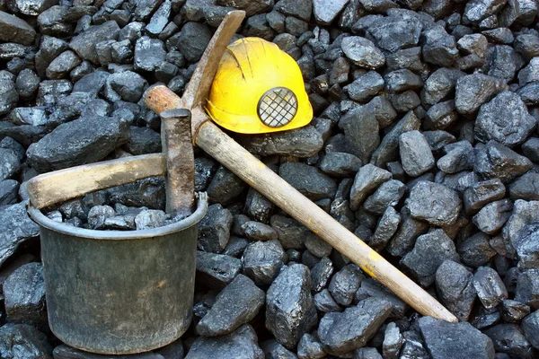 Гірничий вугільний кошик і шолом — стокове фото