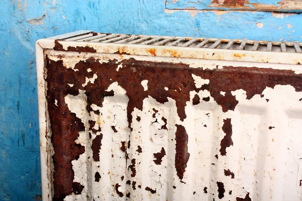 Rusty, verwoest, verwoest, beschimmeld radiator — Stockfoto